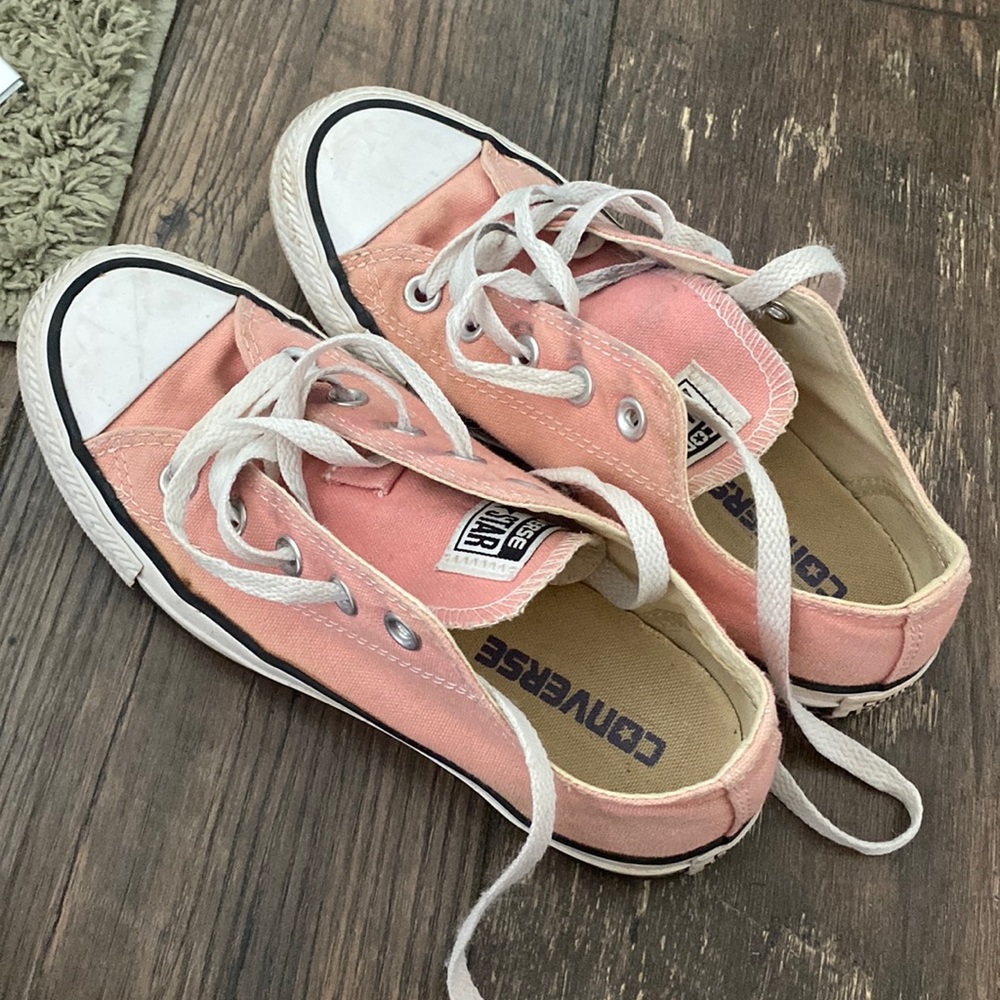 pink low-top converse